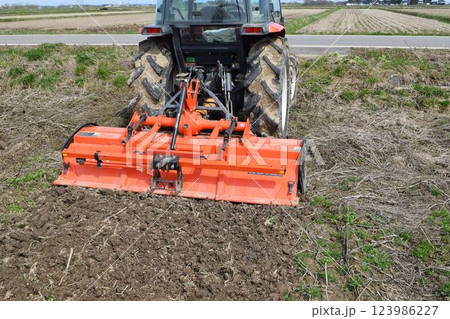 農業機械 トラクター 123986227