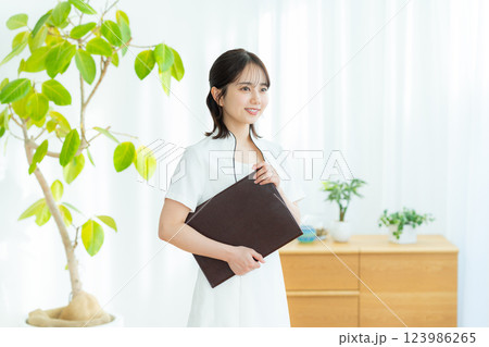 エステティシャンの若い女性 123986265