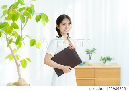 エステティシャンの若い女性 エステティシャンの若い女性 123986266