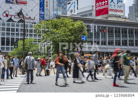 渋谷スクランブル交差点ピンボケ撮影 123986804