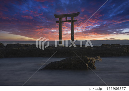 大洗磯神鳥居の景色空は合成です 大洗磯神鳥居の景色空は合成です 123986877