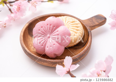 皿に乗った桜の和菓子 123986882