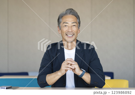 カメラ目線笑顔の60代の男性 123986892