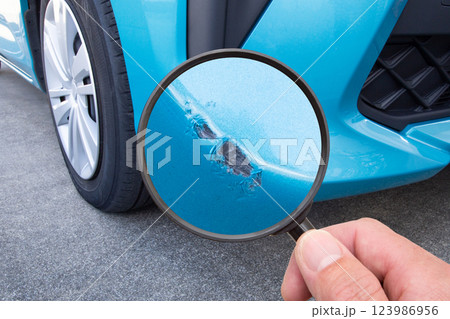 車のバンバーのキズをクローズアップ 123986956