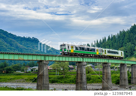 長い叶津川橋梁を渡る只見線 123987045