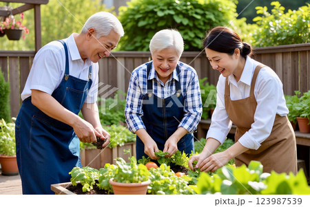 春のアクティブシニアライフ｜家庭菜園を楽しむ健康的な暮らし 123987539