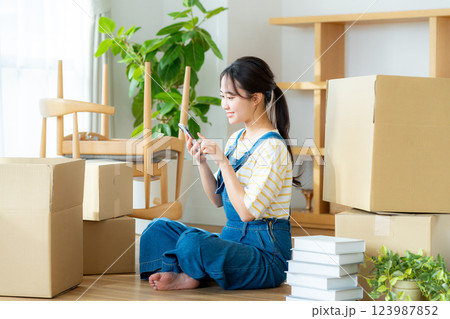 引越しの準備をする若い女性 123987852