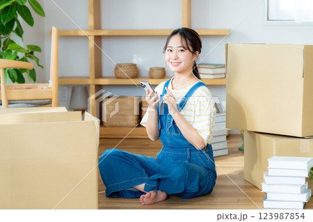引越しの準備をする若い女性 引越しの準備をする若い女性 123987854