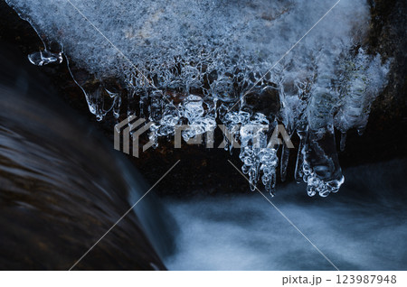 しぶき氷と雪解け水【長野県】 しぶき氷と雪解け水【長野県】 123987948