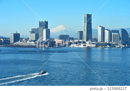 海に浮かぶ富士山と横浜みなとみらい 123988227
