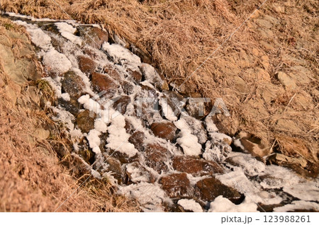 石積堰堤の氷と白い流れ 石積堰堤の氷と白い流れ 123988261