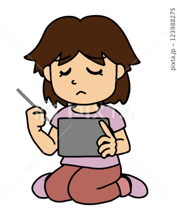 しょんぼり顔でタブレットを操作する女の子　カラー 123988275