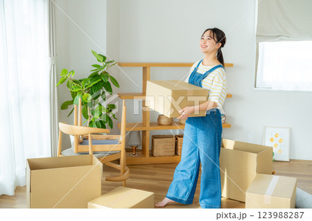 引越しの準備をする若い女性 123988287