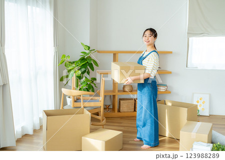 引越しの準備をする若い女性 123988289