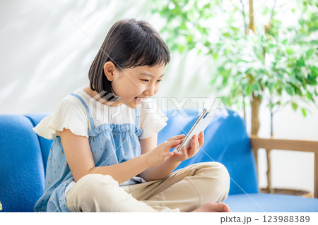 スマホを見る女の子 123988389