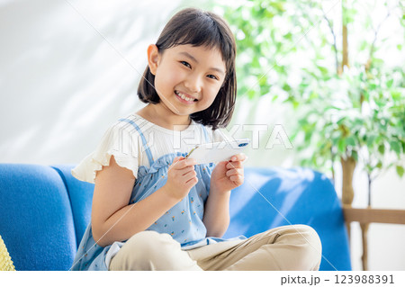 スマホを見る女の子 スマホを見る女の子 123988391