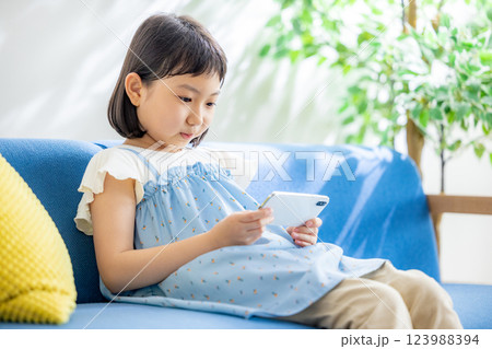 スマホを見る女の子 123988394