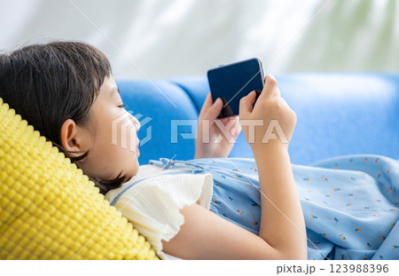 スマホを見る女の子 スマホを見る女の子 123988396