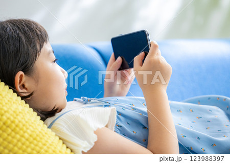 スマホを見る女の子 スマホを見る女の子 123988397
