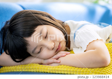 お昼寝する女の子 123988414