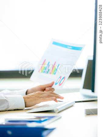 資料　ビジネスマン 123988428