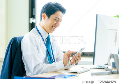 スマホを見る男性 スマホを見る男性 123988429