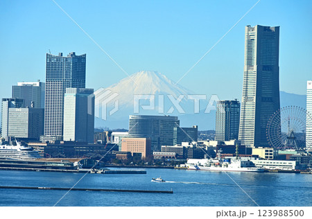 海に浮かぶ富士山と横浜みなとみらい 123988500