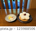 梅の花をかたどった、梅おにぎりとおしんこ　 123988506