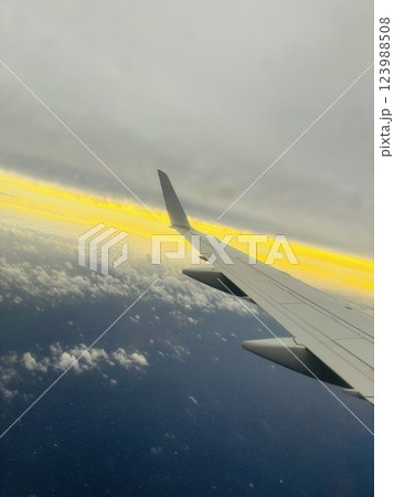 南国奄美に向かっている飛行機からの景色 幻想的でうっとり 南国奄美に向かっている飛行機からの景色 幻想的でうっとり 123988508