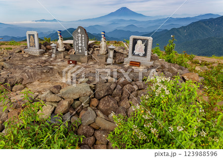 夏の丹沢・塔ノ岳山頂から見る富士山 夏の丹沢・塔ノ岳山頂から見る富士山 123988596