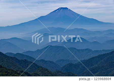 夏の丹沢・塔ノ岳山頂から見る富士山 夏の丹沢・塔ノ岳山頂から見る富士山 123988604