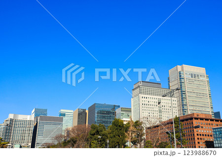 高層ビルを下から見上げたオフィス街の都市風景　ビジネスイメージ 123988670