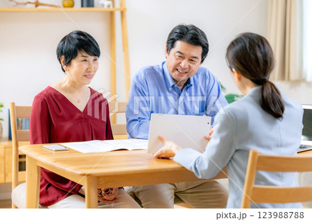 相談するシニアの夫婦 123988788