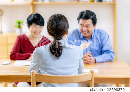 相談するシニアの夫婦 123988794
