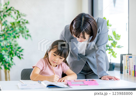 勉強をする小学生の女の子 123988800