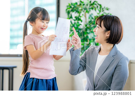 勉強をする小学生の女の子 123988801