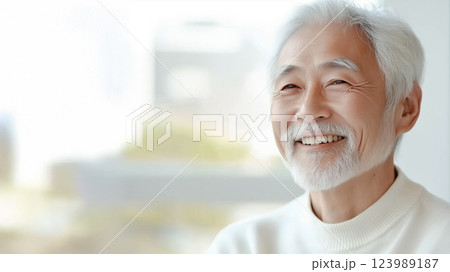 笑顔のシニア。70代の白髪のアジア系の男性のポートレート 123989187