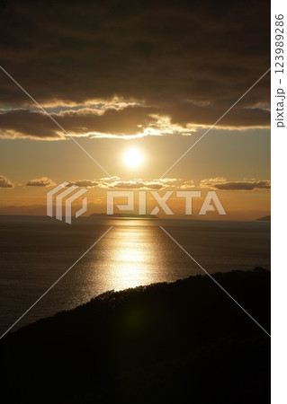 海に沈む夕日 123989286