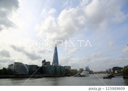 テムズ川とザ・シャード 123989609
