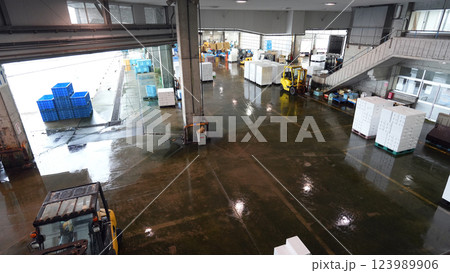 氷見漁港の風景 123989906