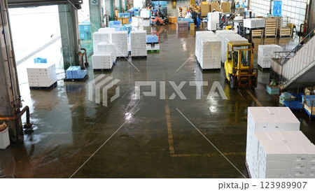 氷見漁港の風景 123989907