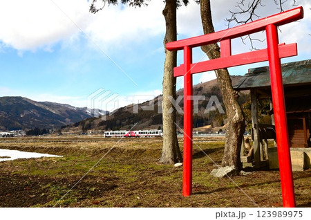 日本の原風景,遠野市 綾織付近の神社と鉄道の見える風景 日本の原風景,遠野市 綾織付近の神社と鉄道の見える風景 123989975