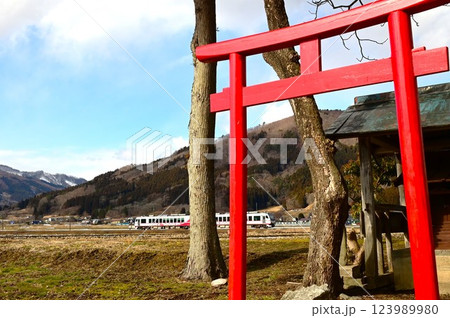 日本の原風景,遠野市 綾織付近の神社と鉄道の見える風景 日本の原風景,遠野市 綾織付近の神社と鉄道の見える風景 123989980