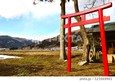日本の原風景,遠野市 綾織付近の神社と鉄道の見える風景 日本の原風景,遠野市 綾織付近の神社と鉄道の見える風景 123989981