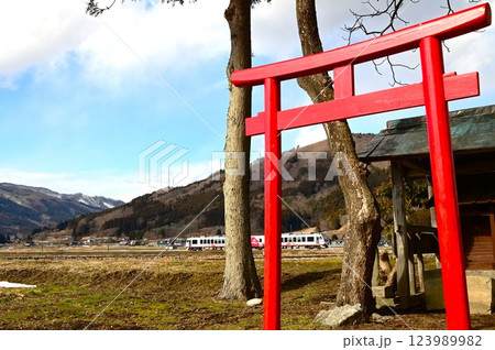 日本の原風景,遠野市 綾織付近の神社と鉄道の見える風景 日本の原風景,遠野市 綾織付近の神社と鉄道の見える風景 123989982
