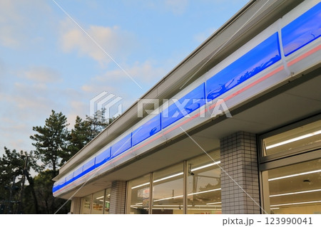 コンビニエンスストア　軒先 123990041