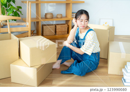 引越しの準備をする若い女性 123990080