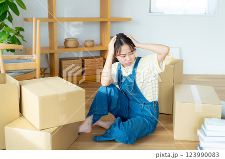 引越しの準備をする若い女性 123990083