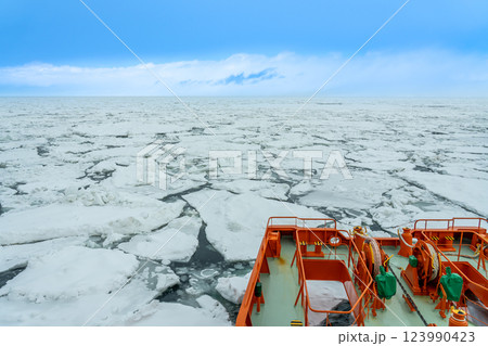 北海道紋別市　流氷のオホーツクを進むガリンコ号の先端 123990423