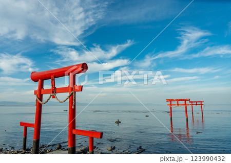 佐賀県太良町　有明海の浅瀬に立つ秋の大魚神社の海中鳥居 123990432